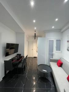 - un salon avec un canapé et une table dans l'établissement ATH-Brand new 2bedroom apartment, à Athènes