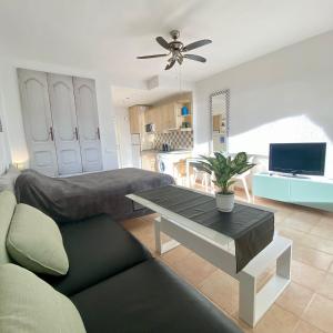 - un salon avec un canapé et une table dans l'établissement Benalbeach Seaview Studio, à Benalmádena