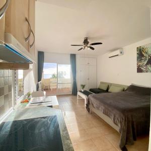 - une chambre avec un lit et un ventilateur de plafond dans l'établissement Benalbeach Seaview Studio, à Benalmádena