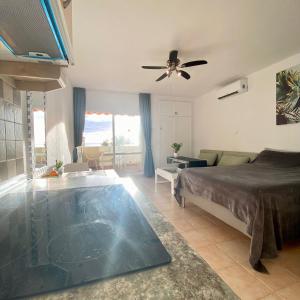 - une chambre avec un lit et une piscine dans l'établissement Benalbeach Seaview Studio, à Benalmádena