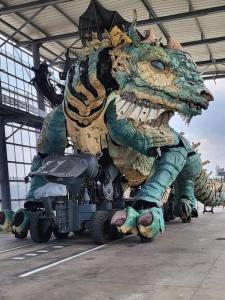 uma grande estátua de um dragão num parque de estacionamento em chez Aline em Calais