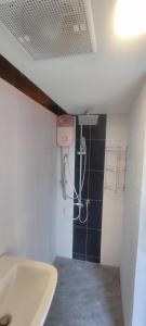 Koupelna v ubytování MediLeaf Hostel
