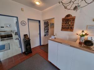 eine Küche mit einer Theke und einem Herd in einem Zimmer in der Unterkunft Hotel Garni Friesenhuus in Greetsiel