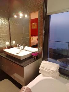 アルコ・ダ・カリェタにあるVista do Valeのバスルーム(洗面台、トイレ、鏡付)