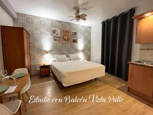 Dormitorio pequeño con cama y mesa en Beatriz Charming Hostal, en Torremolinos