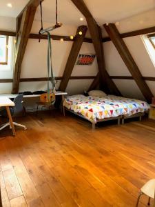 Habitación con cama y escritorio en el ático en Monumental villa at the forest close to Haarlem and the beach, en Heemstede