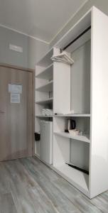 eine leere Küche mit weißen Regalen in einem Zimmer in der Unterkunft Nitto House in Bari