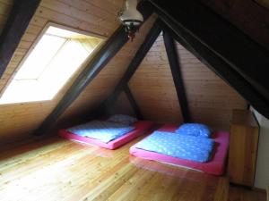 2 Betten im Dachgeschoss mit 2 Fenstern in der Unterkunft Chalupa Annenské stráně in Horní Vltavice