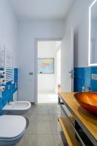 een badkamer met 2 toiletten en een wastafel bij Casa Mazzini in Verona