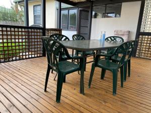 Μπαλκόνι ή βεράντα στο Daisy Cottage on Duke 2BR