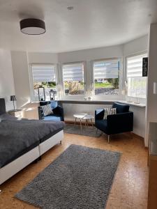 1 dormitorio con 1 cama y sala de estar en Treffpunkt Gehrden, en Jork