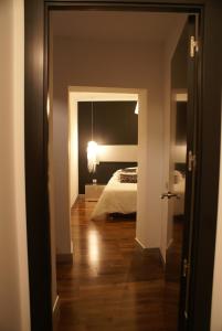 Precioso Apartamento - Casco Antiguo de Talavera في تالافيرا دي لا رينا: اطلالة غرفة نوم مع سرير واضاءة