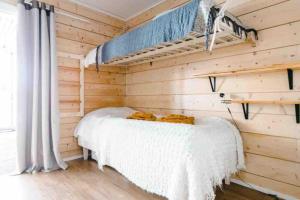 Postel nebo postele na pokoji v ubytování Arctic luxury log house with the river view