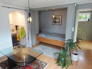 een woonkamer met een bed en een glazen tafel bij BlackforestBike&HikeHouse in Baiersbronn