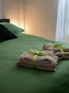 um grupo de toalhas dobradas sentadas numa cama em Casa Rosina - Una caramella, nel nucleo, ai piedi della Verzasca- em Gordola