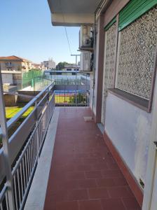 - un balcon d'un bâtiment avec une passerelle dans l'établissement New Dawn Apartment, Appartamento Turistico, casa vacanze, à Catane