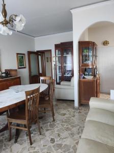 - un salon avec une table à manger et des chaises dans l'établissement New Dawn Apartment, Appartamento Turistico, casa vacanze, à Catane