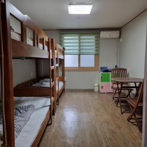 Un ou plusieurs lits superposés dans un hébergement de l'établissement You&I Guesthouse