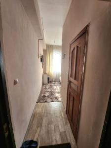 un pasillo vacío con una puerta en una habitación en Оазис, en Almaty