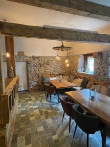 LUXX Lodges - Holzgau - Lechtal - Arlberg tesisinde bir restoran veya yemek mekanı