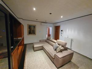 sala de estar con sofá y TV de pantalla plana en Sopravento Apartments - Margherita di Savoia en Margherita di Savoia