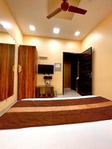 Postel nebo postele na pokoji v ubytování AVIRAHI HOTEL