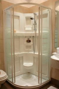 eine Glasdusche in einem Badezimmer mit Toilette in der Unterkunft Deves Hotel in Nafplio + 39 Fotos