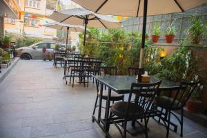 Um restaurante ou outro lugar para comer em Magnificent Hotel