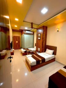 ein Hotelzimmer mit 2 Betten und einem Bad in der Unterkunft AVIRAHI HOTEL in Mumbai