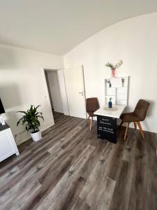 uma sala de estar vazia com uma mesa e cadeiras em 40 qm Appartment Parkplatz, Balkon,Netflix, Prime em Chemnitz