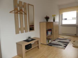 uma sala de estar com um armário de madeira e uma mesa em Bramwaldblick em Hannoversch Münden