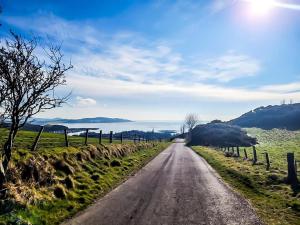 un camino de tierra en medio de un campo en On Yer Bike & Gone Fishin, en Millport