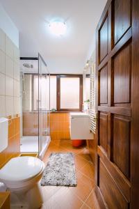 ein Badezimmer mit Toilette, Waschbecken und Dusche in der Unterkunft Forest Nest with mountain view in Buşteni + 21 Fotos