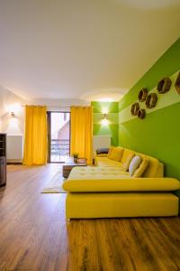 1 Schlafzimmer mit 2 Betten und einer grünen Wand in der Unterkunft Forest Nest with mountain view in Buşteni