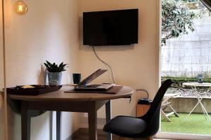une chambre avec une table, un ordinateur portable et une chaise dans l'établissement Dolce vita en centre ville, à Niort