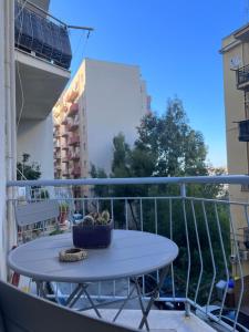 uma pequena mesa numa varanda com uma mesa em Arcuri Apartment em Agrigento