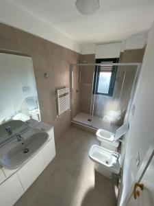 e bagno con lavandino, servizi igienici e doccia. di Residenze BepiLù a Bari