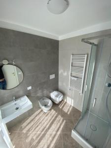 bagno con lavabo, servizi igienici e specchio di Residenze BepiLù a Bari