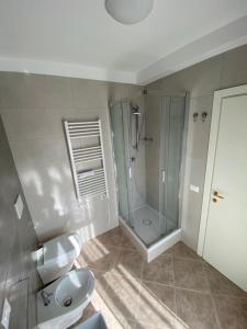 e bagno con doccia, servizi igienici e lavandino. di Residenze BepiLù a Bari