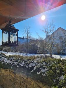um lustre pendurado sobre um jardim na neve em Altmühltaler Ferienwohnung em Beilngries