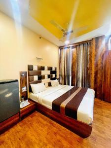 Postel nebo postele na pokoji v ubytování AVIRAHI HOTEL