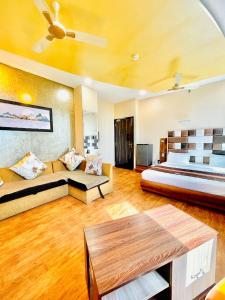 Posezení v ubytování AVIRAHI HOTEL