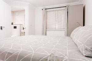 Llit o llits en una habitació de Stunning 2 bedroom flat in town