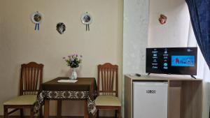 TV a/nebo společenská místnost v ubytování Vila Korani