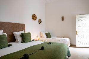 Riad Dar Blanche & Spa客房内的一张或多张床位