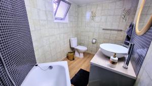 Ένα μπάνιο στο The Urban Oasis - Comfort 2br near the City Center, 200Mbit Internet and Smart TV +15 φωτογραφίες