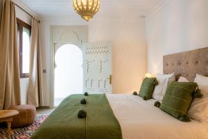 Riad Dar Blanche & Spa客房内的一张或多张床位