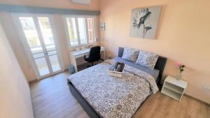 Ένα ή περισσότερα κρεβάτια σε δωμάτιο στο The Urban Oasis - Comfort 2br near the City Center, 200Mbit Internet and Smart TV