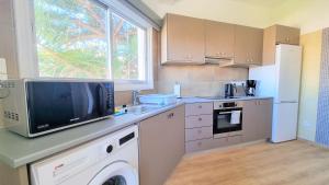 Η κουζίνα ή μικρή κουζίνα στο The Urban Oasis - Comfort 2br near the City Center, 200Mbit Internet and Smart TV