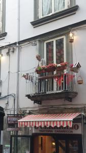 een persoon op een balkon van een gebouw bij casa vacanze a casa di ciro in Napels